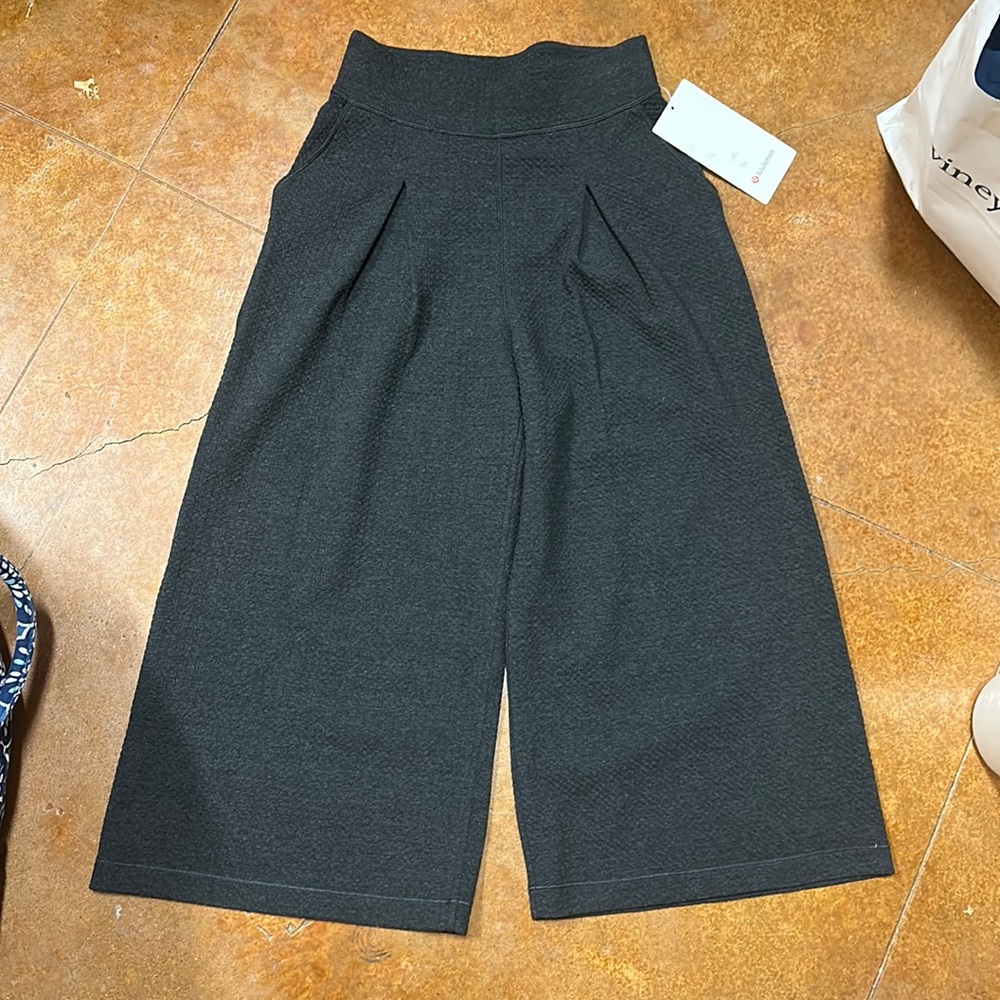Lululemon- can you feel the pleat SHR crop